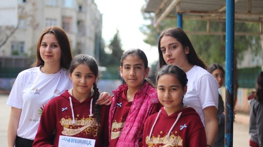 &Ouml;ğrenciler nadir hastalıklar i&ccedil;in mavi kurdele dağıttı