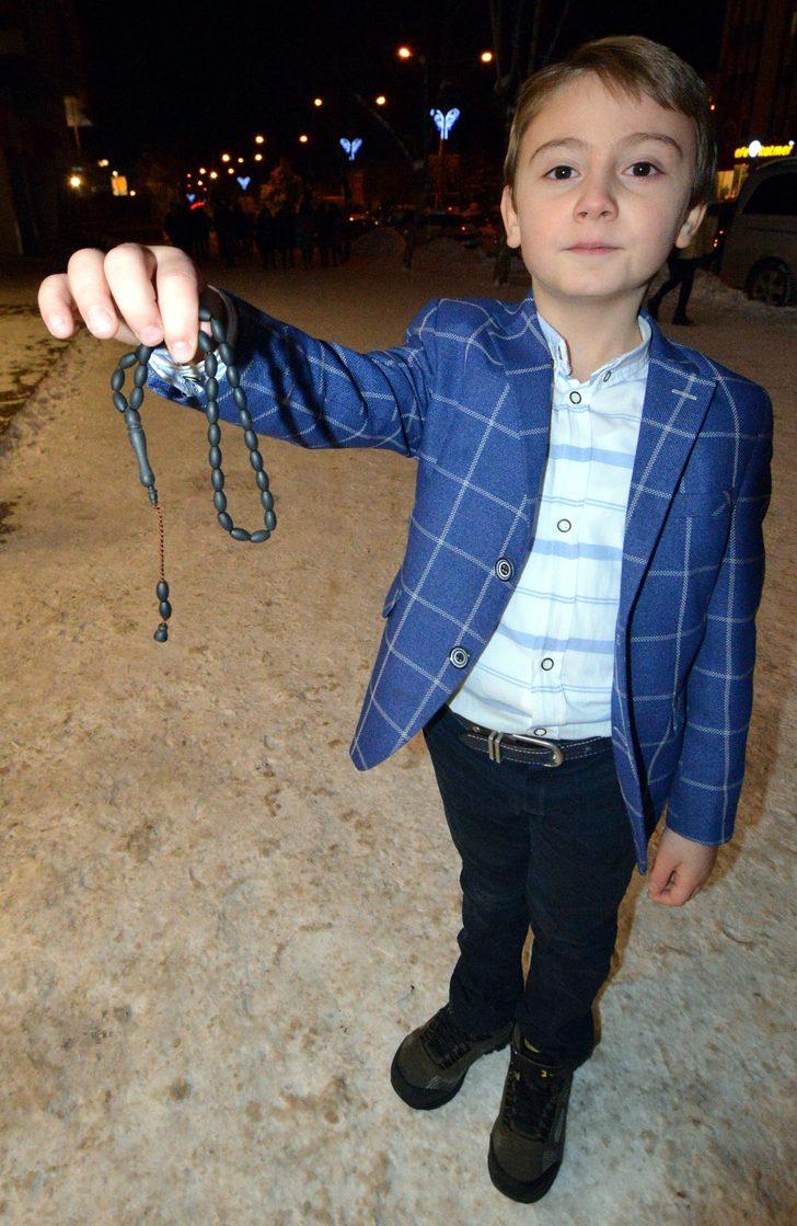 Erdoğan'ın küçük Muhammed'e hediye ettiği tespihi satın almak istiyorlar G2