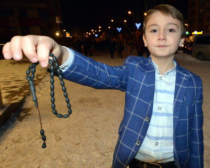 Erdoğan'ın küçük Muhammed'e hediye ettiği tespihi satın almak istiyorlar G1