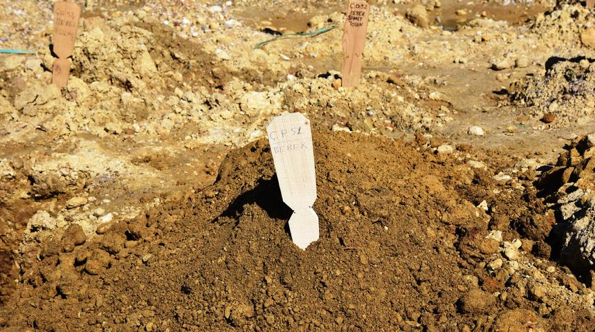 Günün en acı karesi! Teneşire bırakılan bebek toprağa verildi