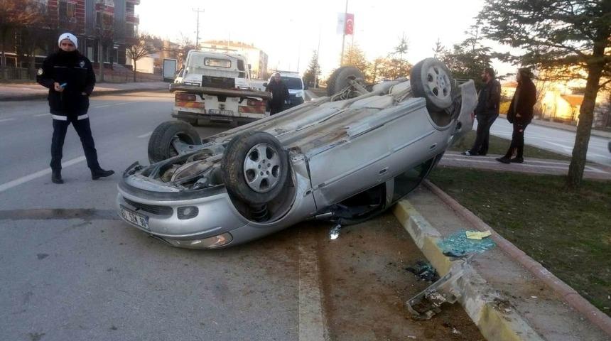 Karşı şeride ge&ccedil;en otomobil takla attı: 1 yaralı