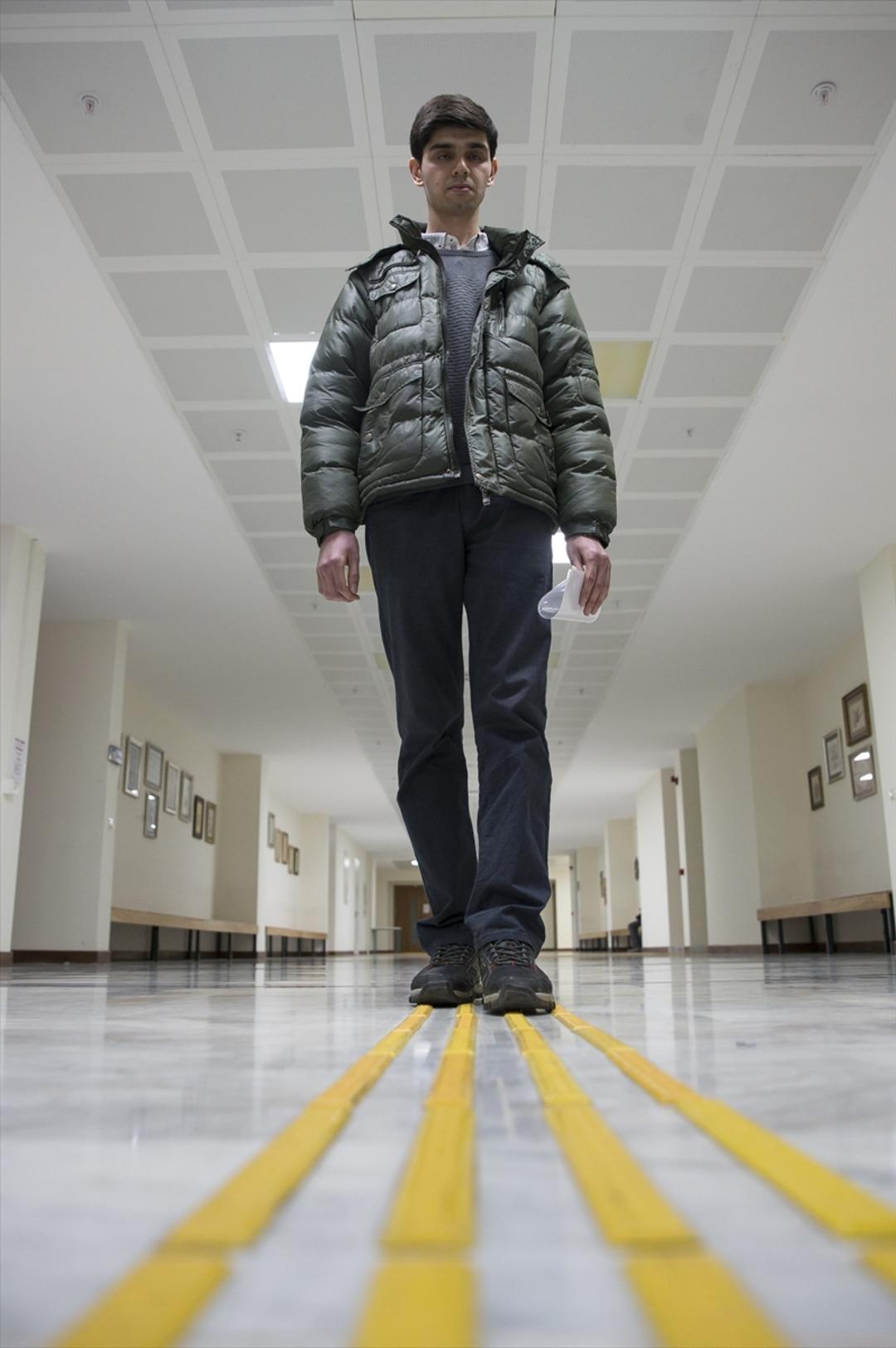 Engelli &uuml;niversite &ouml;ğrencisi kitaplarına "g&ouml;z" olacak cihazı bekliyor