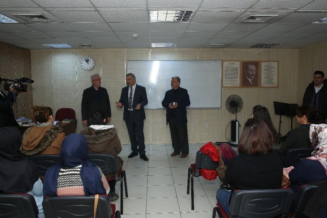 Başkan &Ccedil;elik, 800 kişilik Merkez K&uuml;t&uuml;phanesi&rsquo;ni ziyaret etti