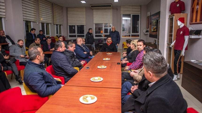 &Ouml;mer G&uuml;nel, Kuşadası Galatasaraylılar Derneğini ziyaret etti