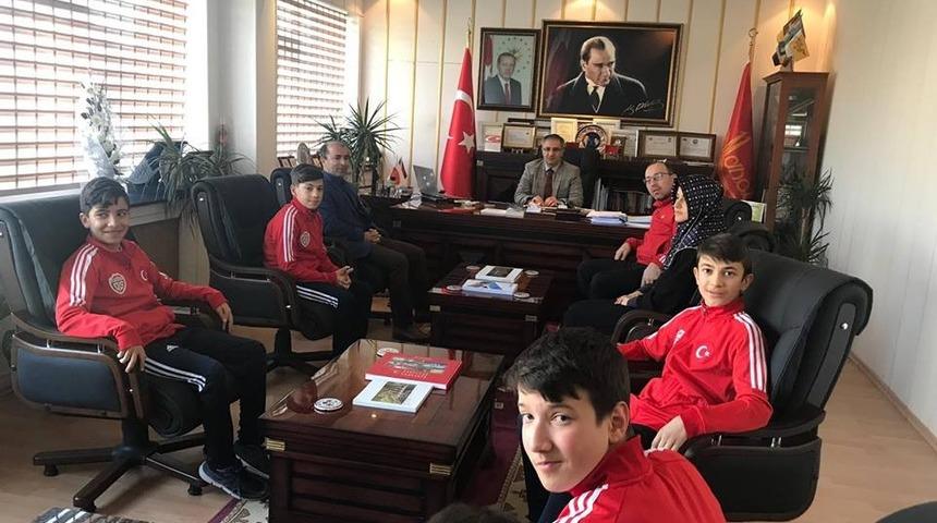 Kaymakam Yavuz, başarılı sporcuları makamında kabul etti