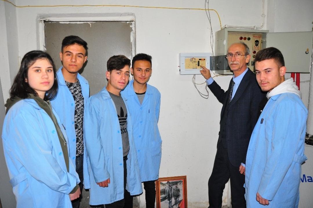 &Ouml;ğrencilerin akıllı projesi okullarına 23 bin lira tasarruf ettirdi