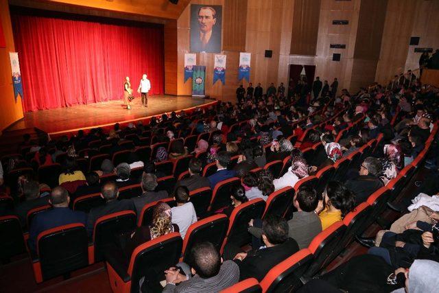 Aksaray’da “Benimle Delirir Misin?” tiyatro oyunu sahnelendi