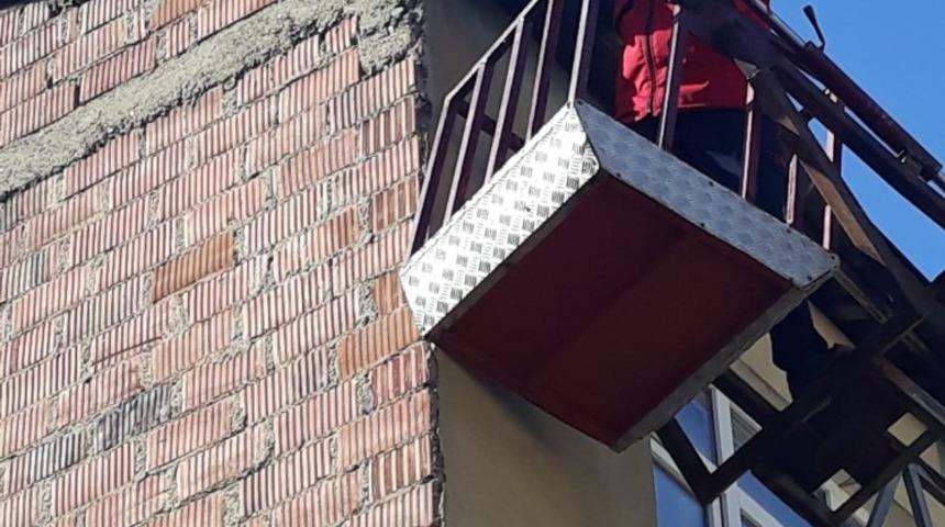 Elazığ&rsquo;da &ccedil;atı boşluğuna sıkışan kedi kurtarıldı