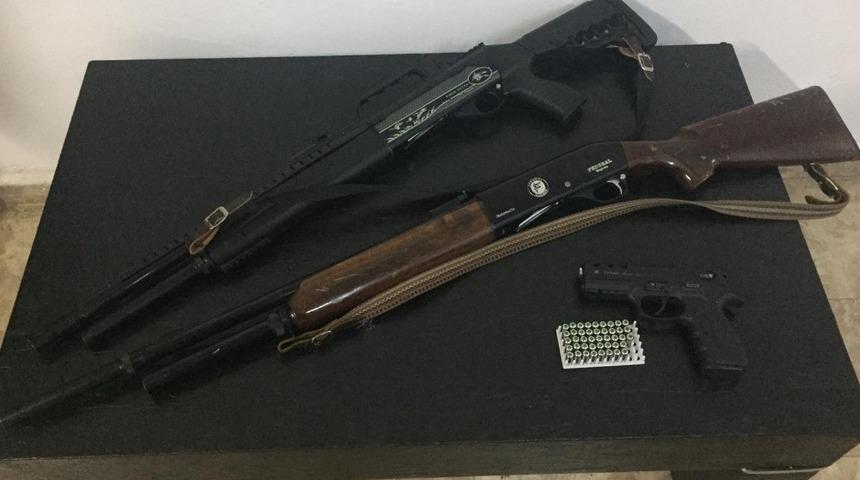 Ş&uuml;pheli şahıs ve ara&ccedil;ta silahlar ele ge&ccedil;irildi