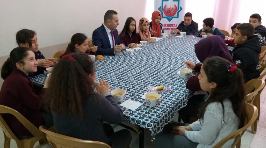 Derebucak&rsquo;ta &ouml;ğrencilere obeziteye karşı &ccedil;orba dağıtımı