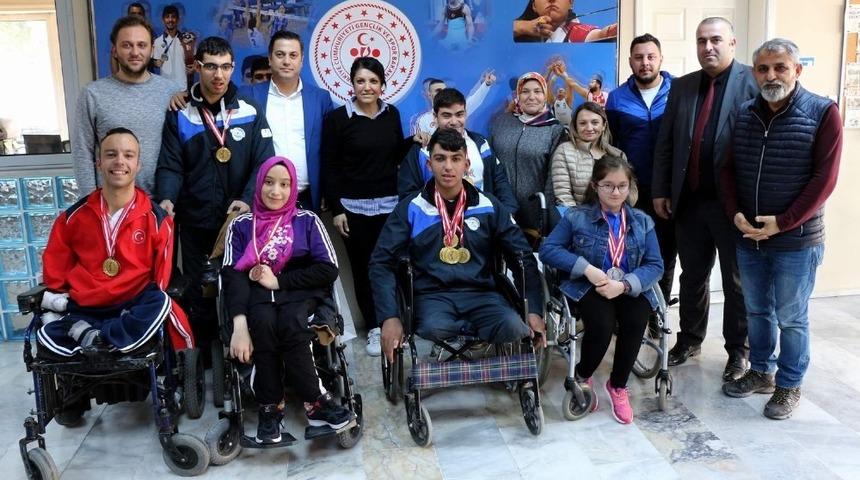 İl M&uuml;d&uuml;r&uuml; &Ouml;zt&uuml;rk şampiyon sporcuları &ouml;d&uuml;llendirdi