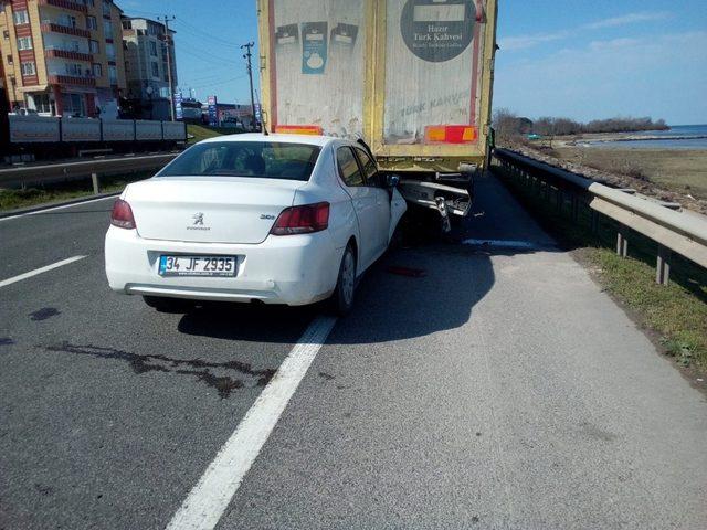 Otomobil tırın altına girdi: 1 yaralı