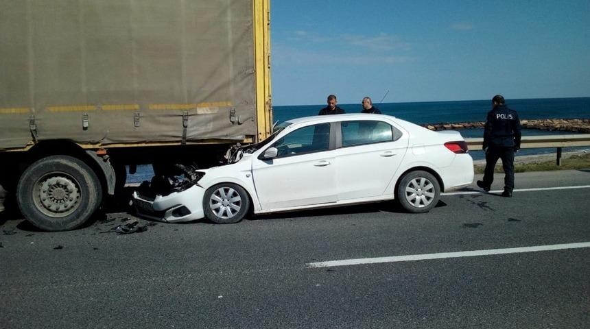 Otomobil tırın altına girdi: 1 yaralı