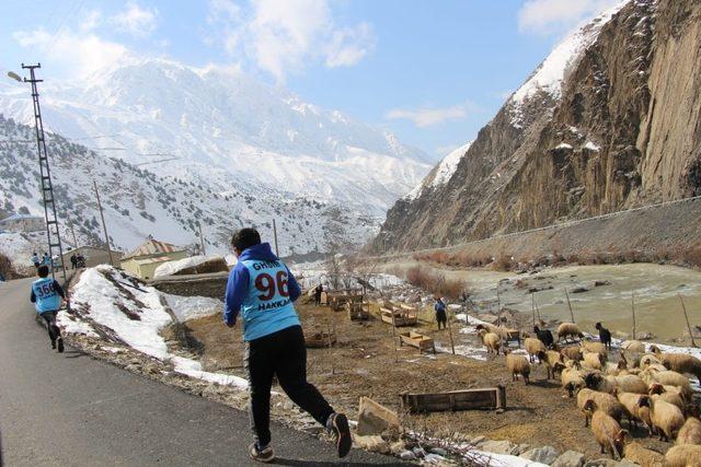 Hakkari’de atletizm yarışması