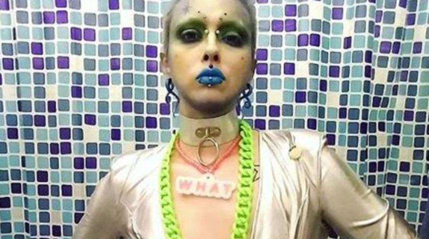 Önce cinsiyet değiştirip erkek oldu, şimdi uzaylı olduğunu söylüyor