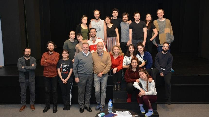 Tiyatro sanat&ccedil;ısı Erdal K&uuml;&ccedil;&uuml;kk&ouml;m&uuml;rc&uuml; &ouml;ğrencilerle buluştu