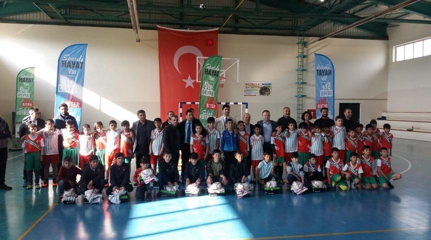 İlik nakli bekleyen S&uuml;leyman futbol oynama hayaliyle yaşama tutunuyor