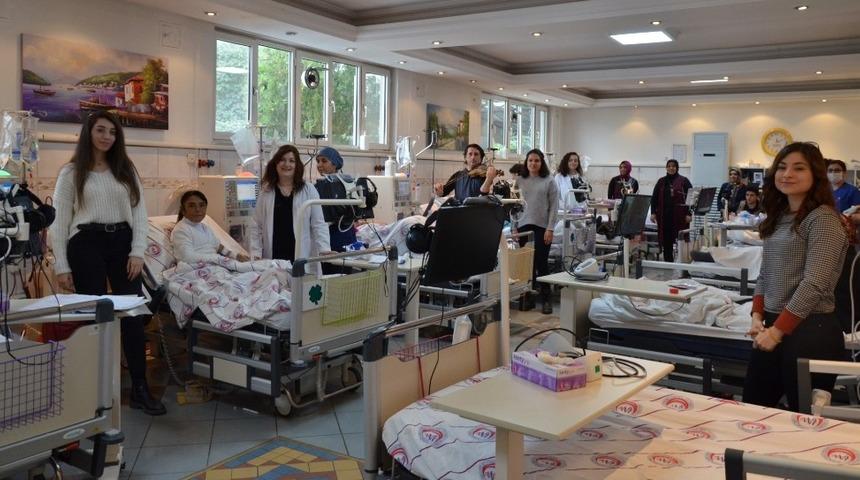 Lise öğrencileri diyaliz hastalarına moral verdi