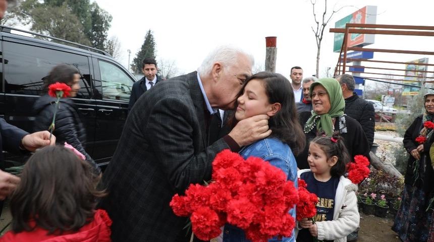 Başkan G&uuml;r&uuml;n, Beyobası&rsquo;nda &ccedil;i&ccedil;eklerle karşılandı