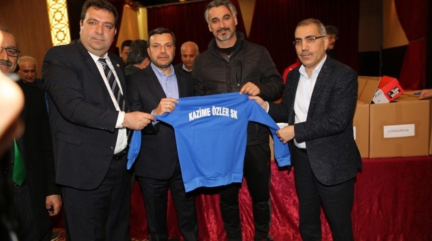 Amat&ouml;r spor kul&uuml;plerine malzeme yardımı