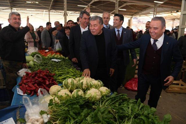 Döşemealtı’nda Muhittin Böcek coşkusu