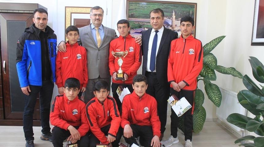 Şampiyon atletlerden Müdür Tevke’ye ziyaret