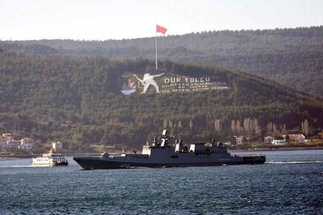 Rus ve ABD gemileri, 15 dakika arayla Çanakkale Boğazı'ndan geçti