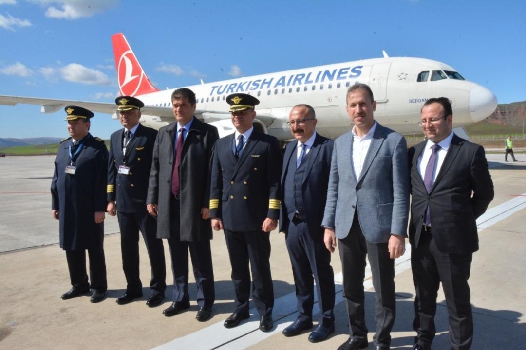 Vali Atik, havaalanında test u&ccedil;uşlarını inceledi