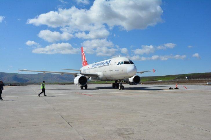 Vali Atik, havaalanında test uçuşlarını inceledi G3