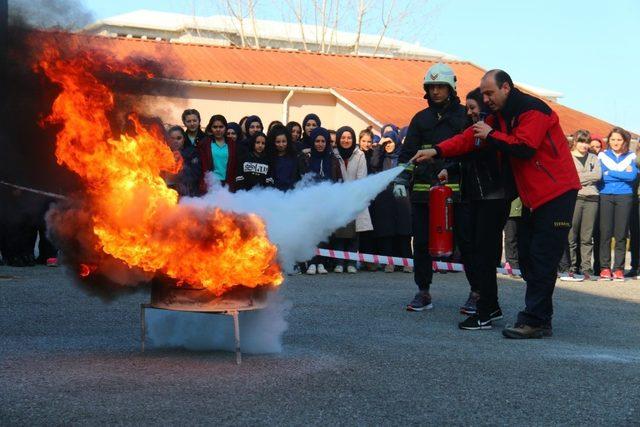 Yalova itfaiyesinden öğrencilere yangın güvenlik tatbikatı