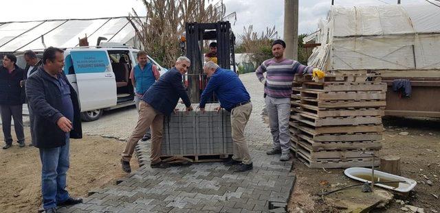 AK Partili Başkan Adayı Karakuş, seçim çalışmasını bırakıp parke döşedi