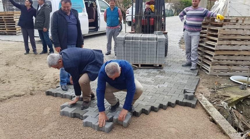 AK Partili Başkan Adayı Karakuş, se&ccedil;im &ccedil;alışmasını bırakıp parke d&ouml;şedi