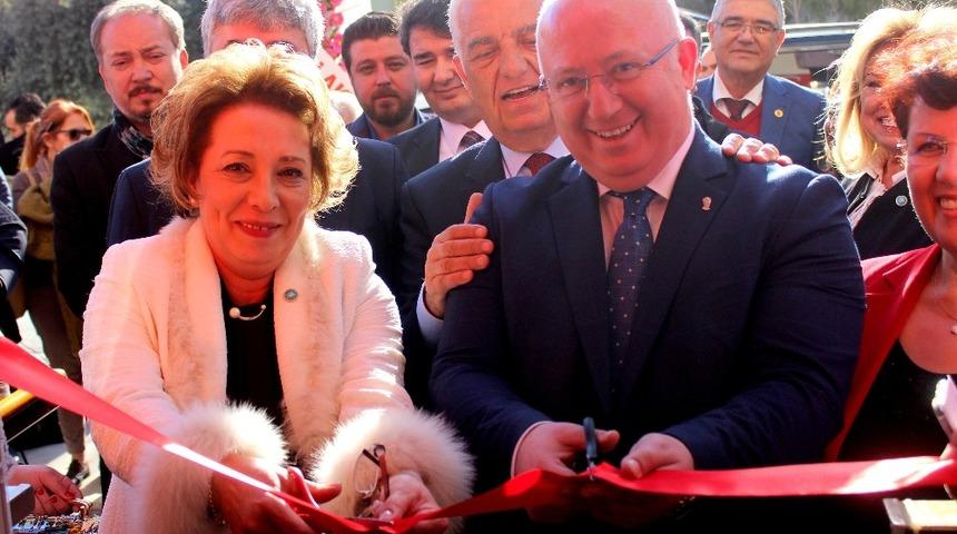 Rakibinin se&ccedil;im ofisi a&ccedil;ılışına katıldı