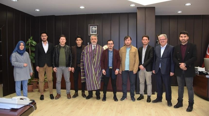 Afgan öğrencilerden Rektör Bilgiç’e “çepen” jesti