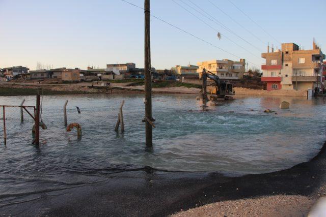 Nusaybin'de kepçe su borusunu kırdı, yollar göle döndü