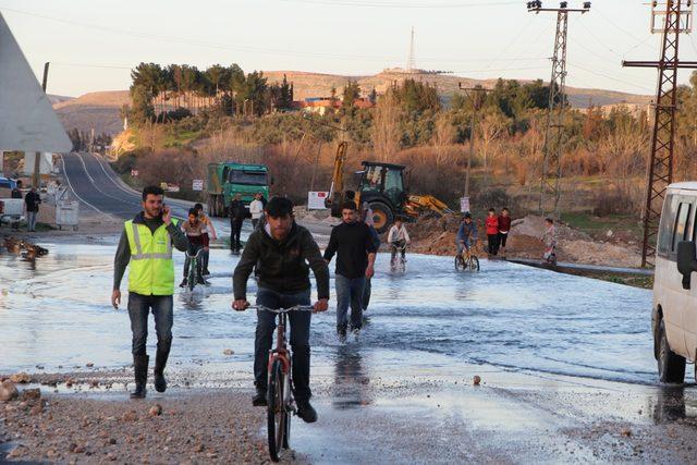 Nusaybin'de kepçe su borusunu kırdı, yollar göle döndü