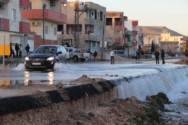 Nusaybin'de kepçe su borusunu kırdı, yollar göle döndü