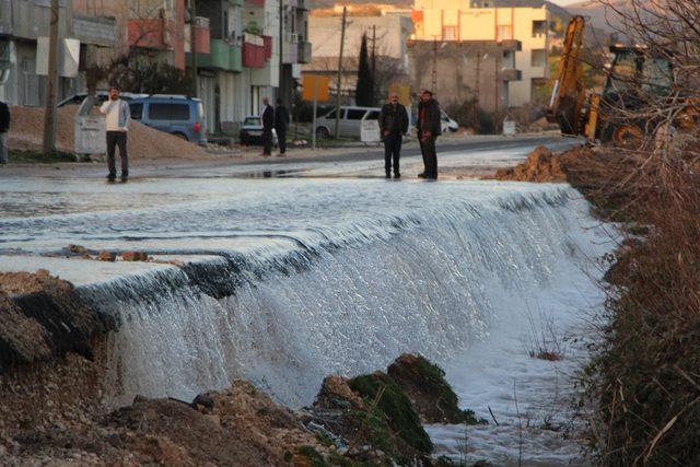 Nusaybin'de kepçe su borusunu kırdı, yollar göle döndü