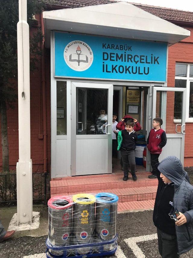 Karabük Belediyesi tarafından okullara geri dönüşüm üniteleri dağıtıldı