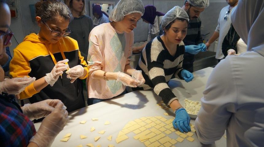 Misafir &ouml;ğrencilerin y&ouml;resel yemek keşfi