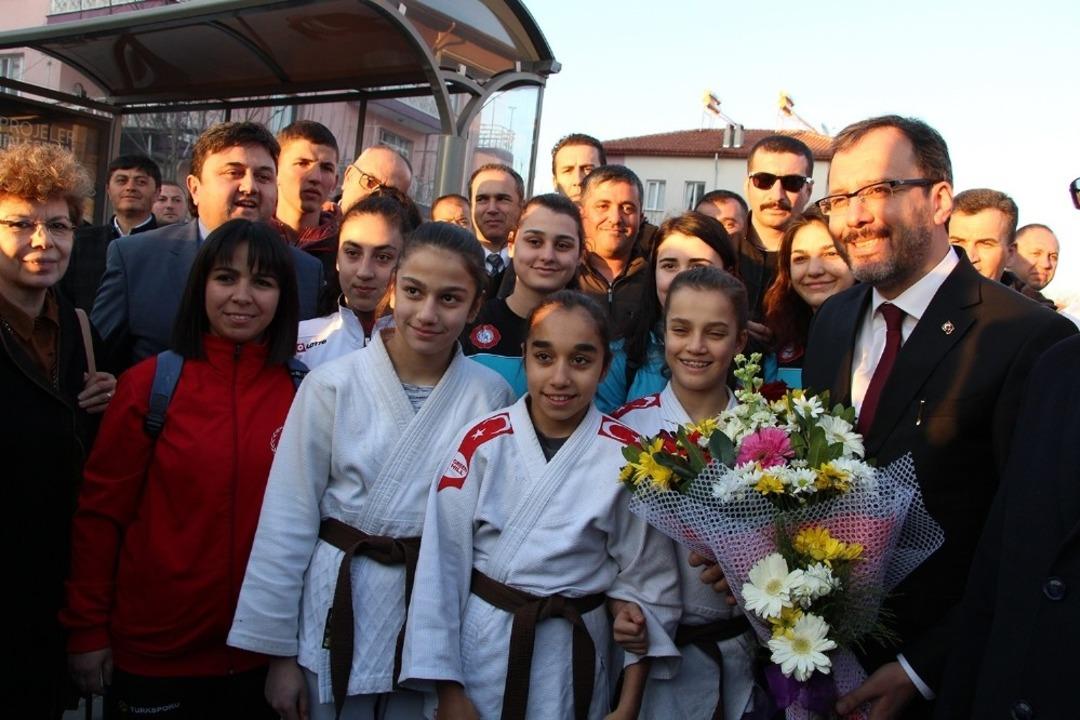 Bakan Kasapoğlu memleketi Kula&rsquo;da