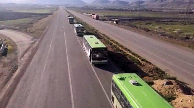 Rusya Suriye’deki Rukban kampına 15 otobüs gönderdi