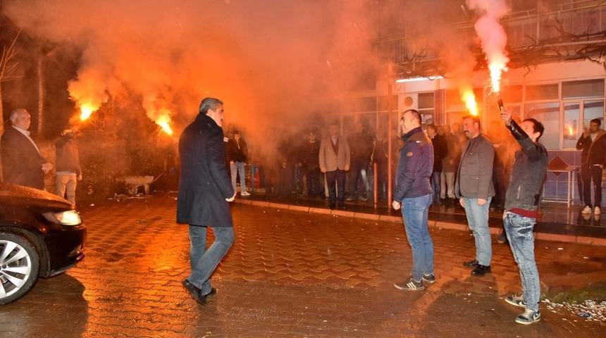 Haluk Alıcık&rsquo;a meşaleli karşılama