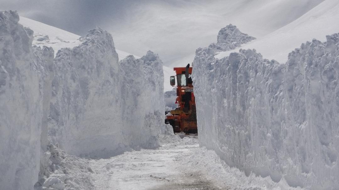 Bah&ccedil;esaray karayolun karla m&uuml;cadele devam ediyor