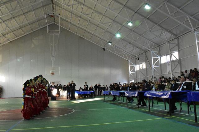 Beytüşşebap'ta protokol, askerler ve halk birlikte halay çekti