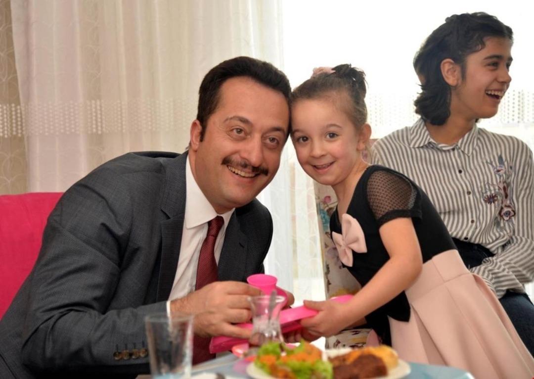 Vali Şent&uuml;rk &ccedil;ocuklarla buluştu