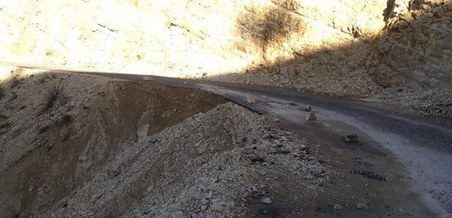 Tut İlçesinde köy yolu çöktü