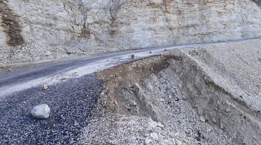 Tut İl&ccedil;esinde k&ouml;y yolu &ccedil;&ouml;kt&uuml;