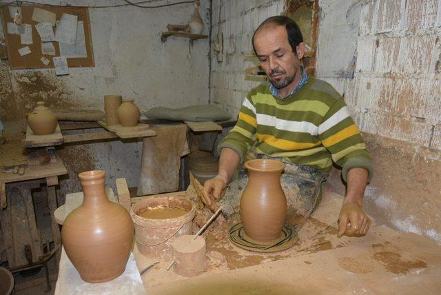 Karı-koca çamuru sanat eserine dönüştürüyor