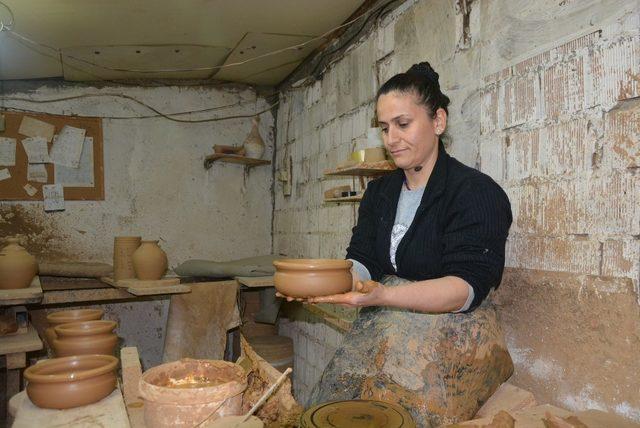 Karı-koca çamuru sanat eserine dönüştürüyor